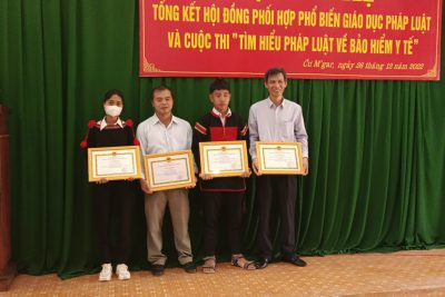 Giáo viên và học sinh nhận giải thưởng cuộc thi BHYT