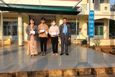 Giáo viên và học sinh nhận thưởng cuộc thi STEM cấp tỉnh
