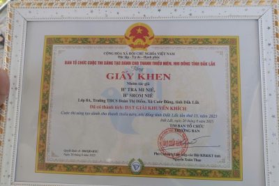 Học sinh nhận giải tham gia cuộc thi sáng taoh trẻ năm học 2025-2026